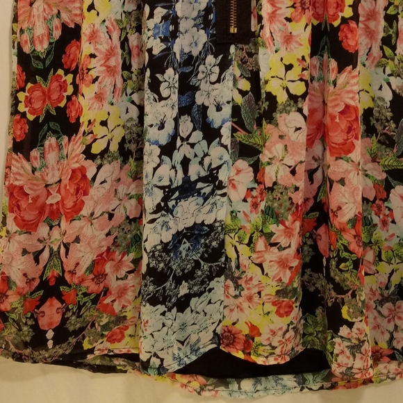 SPEECHLESS FLORAL DRESS FREE WHEN BUNDLED WITH PURCHASE OF $25 OR MORE - Picture 5 of 7